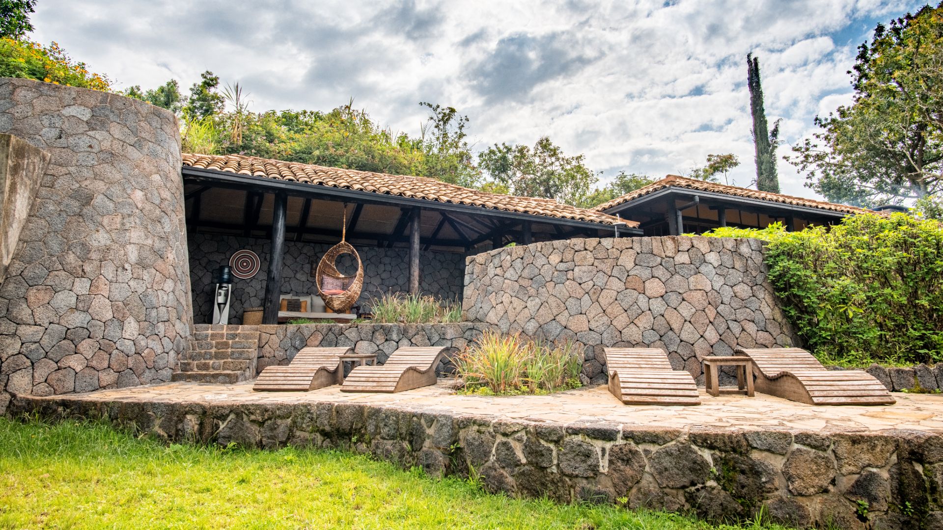 Virunga Lodge is one of Rwanda’s most iconic luxury lodges and is renowned for its spectacular views overlooking the Virunga Volcanoes 