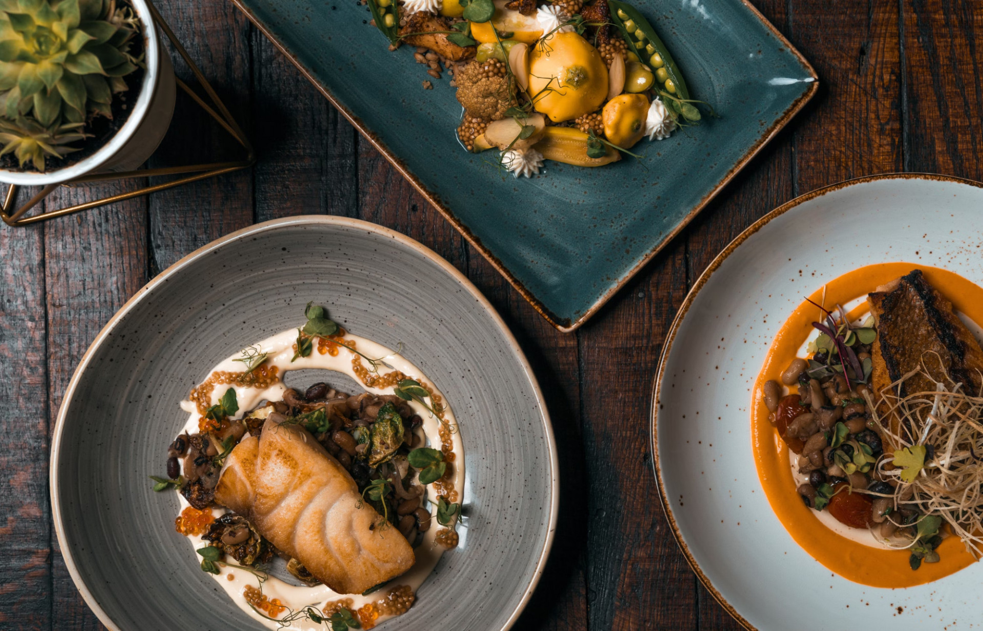 Exceptional cuisine is an important part of Exclusive Gorilla Trekking Experiences. Guests enjoy gourmet meals prepared by talented chefs using fresh local ingredients combined with international culinary techniques. Private dining experiences, curated wine pairings, tasting menus, and personalized culinary servic