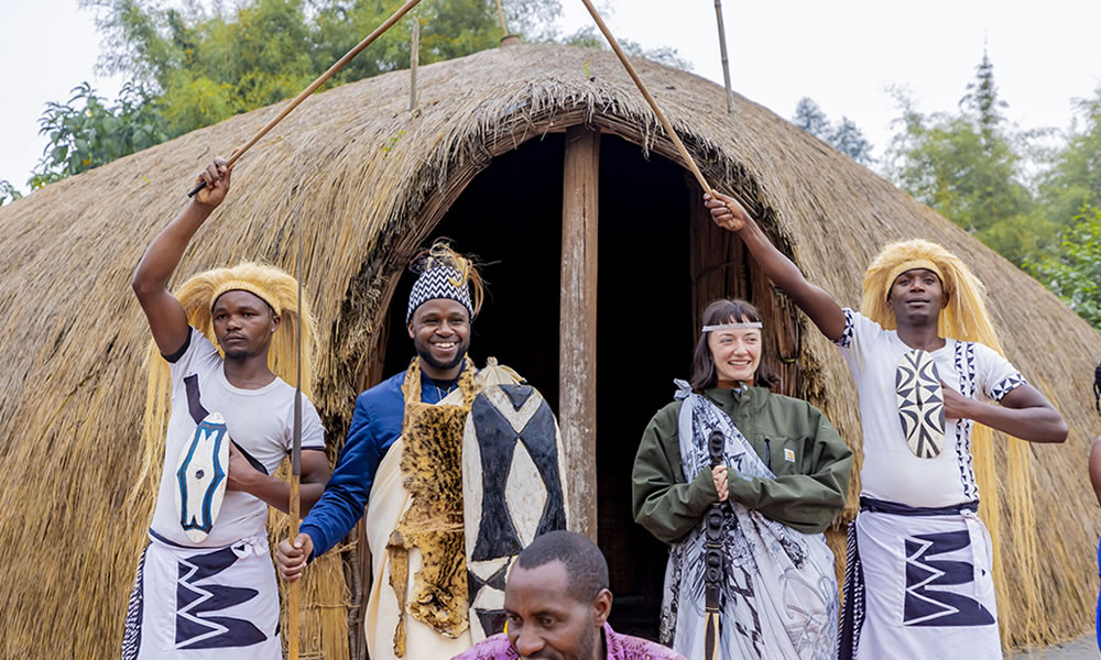A Rwanda luxury safari experience differs significantly from a traditional wildlife safari. Traditional safaris often focus exclusively on game drives within savannah environments. Rwanda offers a far more diverse travel experience by combining mountain gorillas, chimpanzees, Big 