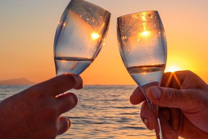 As the day draws to a close, few moments rival the beauty and romance of watching the African sunset with a glass of chilled champagne in hand. Luxury lodges across Uganda and Rwanda offer exclusive sunset experie