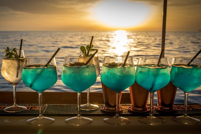 As the African sun begins to set, guests can relax with expertly prepared cocktails while enjoying panoramic views of spectacular landscapes. Whether